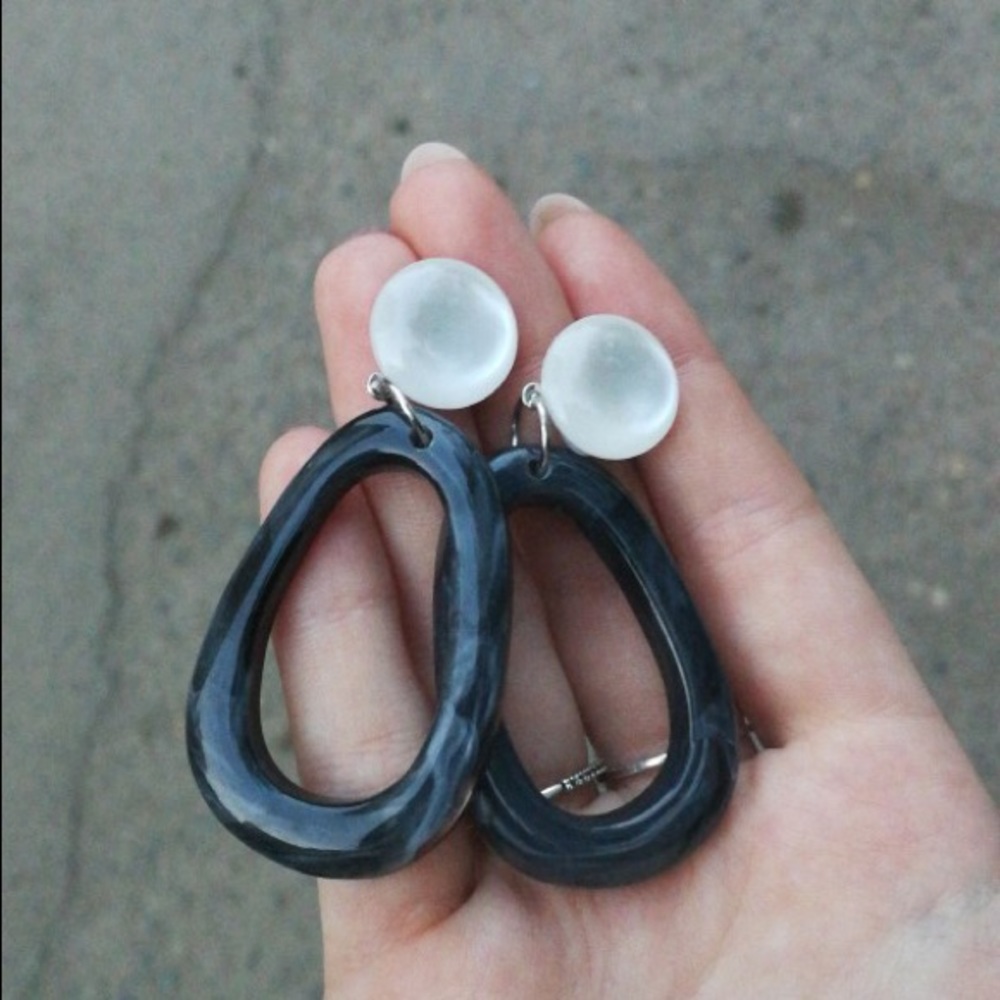 Dark gray oval earrings